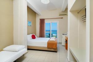利迈纳里亚Hotel Papageorgiou的一间卧室配有一张床,享有海景