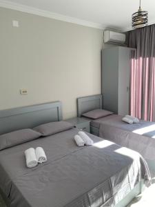 乌雷基Sunrise Ureki的一间卧室配有两张带毛巾的床