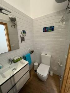 戈梅拉岛圣塞瓦斯蒂安Rose’s House的白色的浴室设有卫生间和水槽。