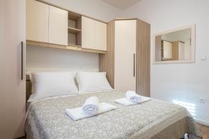 布尔纳Bugenvilija apartment的一间卧室配有一张床,上面有两条毛巾