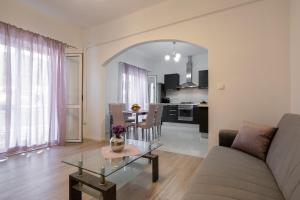 布尔纳Bugenvilija apartment的客厅配有沙发和桌子