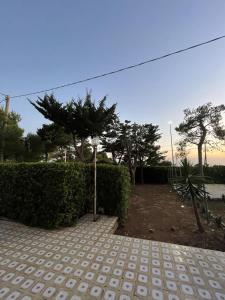 圣伊西多罗Villa Letizia Sea View in Sant'Isidoro的院子中一条有树 ⁇ 和树木的走道
