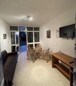 圣伊西多罗Villa Letizia Sea View in Sant'Isidoro的客厅配有沙发和桌子