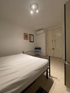圣伊西多罗Villa Letizia Sea View in Sant'Isidoro的卧室配有白色的床