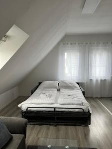 索尔陶Ferienwohnung Soltau的一张位于两个窗户旁的房间的床
