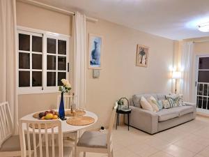 San AndrésLas Teresitas Apartment的客厅配有沙发和桌子