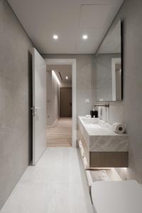雅典Nur Aparthotel Athens的浴室设有2个水槽和镜子