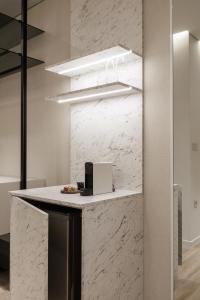 雅典Nur Aparthotel Athens的厨房设有白色大理石墙壁和柜台。