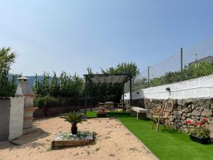雷东德拉Casa Cuartel的一个带长凳和石墙的花园