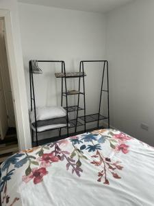 切斯特菲尔德Middlecroft的一张床上的花毯和椅子