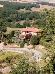 卡斯特姆苏Il Colombaiolo的山丘上房屋的空中景致