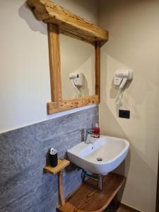 巴多尼奇亚La Maison. Il Nido dell'Aquila的浴室设有白色水槽和镜子