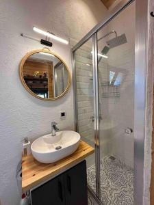 卡斯Tiny House Patara的浴室配有盥洗盆和带镜子的淋浴