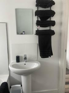 切斯特菲尔德Middlecroft的浴室配有盥洗盆、镜子和毛巾