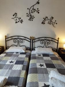 VergiaAmadrias by the sea的一间卧室配有两张带黑白棉被的床。