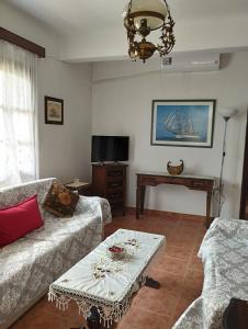 VergiaAmadrias by the sea的客厅配有沙发和桌子