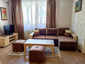 索非亚Sofia hotel apartments的带沙发和咖啡桌的客厅