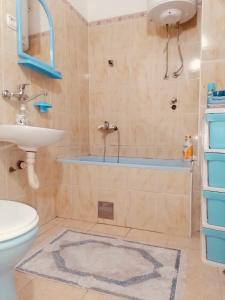 贝拉内apartman berane的带浴缸、盥洗盆和卫生间的浴室