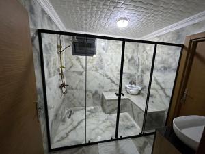 艾德亚耶拉西MARİPOSA LUXURY HOUSE的一间带大理石淋浴和水槽的浴室