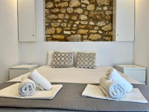 阿菲托斯The Beach House - Apartments & Studios的一间卧室配有带毛巾的床