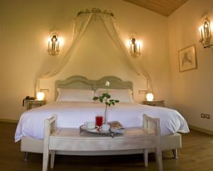 San Pietro In Cerro洛坎达德里圭利耶罗酒店的卧室配有一张大白色的床和桌子