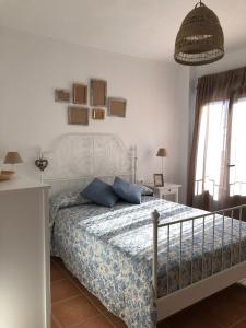 丰特埃里多斯ALOJAMIENTO RURAL EL CASTAÑO的一间卧室配有一张带蓝色枕头的床。