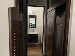 蒙特雷Luxury House in San Pedro Garza Garcia的一间带卫生间、镜子和门的浴室