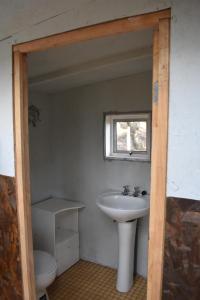 威廉斯港Refugio El Cauque的一间带水槽和卫生间的浴室以及窗户。