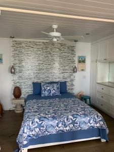 Orange HillBeach'nBarefoot (Love Beach) - nestled on the beach的一间卧室设有蓝色的床和砖墙