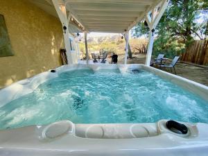 约书亚树Float Pool, Hot Tub, Sauna, Firepit, BBQ, Telescope, Views, EV Chg,的房屋后院的按摩浴缸