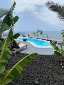 圣克鲁斯-德特内里费Tagoro Sunset View & Heated Pool Tenerife的海景度假游泳池