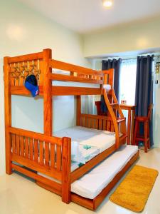 碧瑶Cozynest Condotel Baguio的客房内的两张双层床