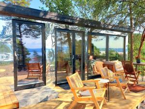 fjord : oslo的木制甲板上设有玻璃温室,配有桌椅