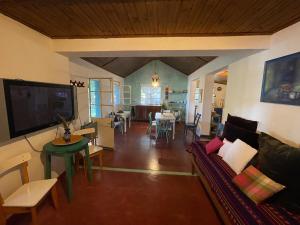 Real de San CarlosCozy Country House in Colonia - Uruguay的客厅配有沙发和桌子