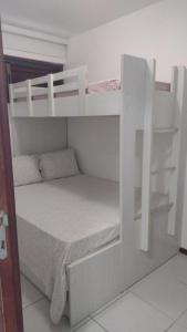 嘎林海斯港Nannai Residence Flat的客房内的两张双层床