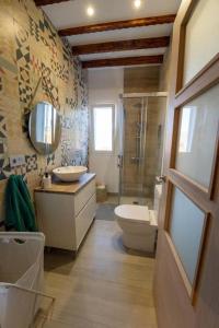 大加那利岛拉斯帕尔马斯Finca Artiles的浴室配有卫生间、盥洗盆和淋浴。