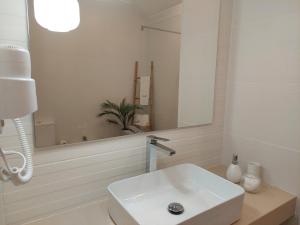 米尔芳提斯城Estúdio Lagoa Azul的白色的浴室设有水槽和镜子
