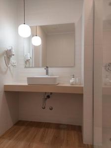米尔芳提斯城Estúdio Lagoa Azul的一间带水槽和镜子的浴室