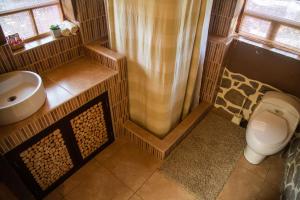 CoporaqueAyni Wasi的带淋浴、卫生间和盥洗盆的浴室