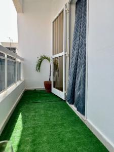 RufisqueThe coolest room的铺有绿色地毯的阳台。