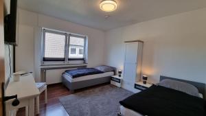 博霍尔特Bocholt Apartment Ferienwohnung的一间小卧室,配有床和窗户