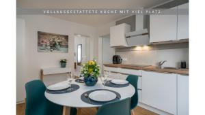 诺特海姆Apartment Leinetal, mit Kamin, Seenähe, Harz Nähe的厨房配有桌椅