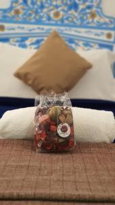舍夫沙万家庭旅馆的睡在床上一罐糖果