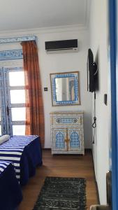 舍夫沙万家庭旅馆的客房设有镜子、床和窗户。