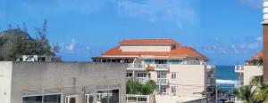 里约热内卢Apto praia pontal, vista mar的一座建筑的顶部有红色的屋顶