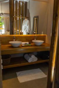 马塞约Flor de Lis Exclusive Hotel的浴室设有2个水槽和镜子