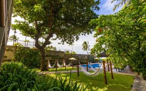马塞约Flor de Lis Exclusive Hotel的庭院里一组吊床,带游泳池