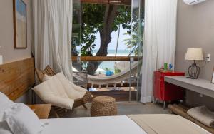马塞约Flor de Lis Exclusive Hotel的一间卧室配有一张床,享有海景