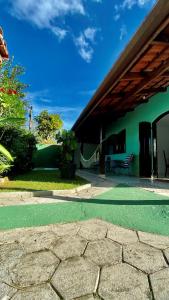乌巴图巴CASA VERDE的外面带吊床的绿色建筑