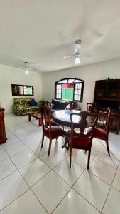 乌巴图巴CASA VERDE的客厅配有桌椅和沙发